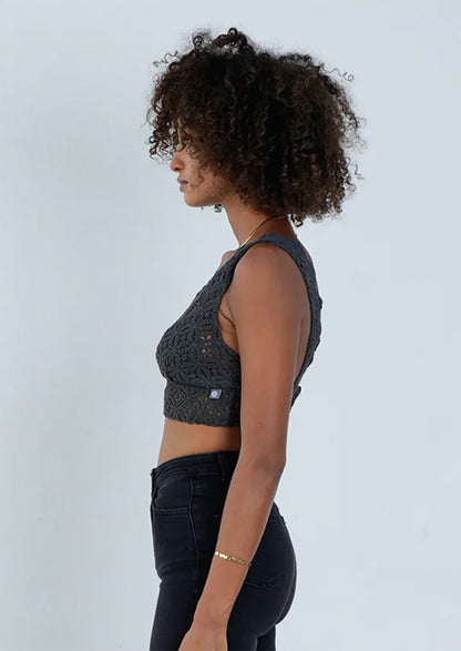 Outryght Bar Bra Shanti Boho Crop Top Charcoal Florales Häkelmuster Breite Träger Model 4