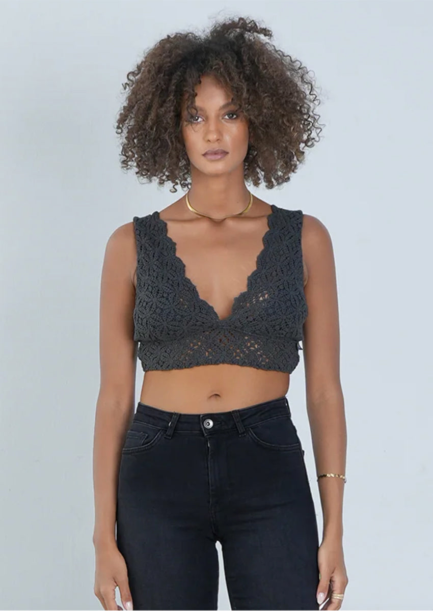Outryght Bar Bra Shanti Boho Crop Top Charcoal Florales Häkelmuster Breite Träger Model 2