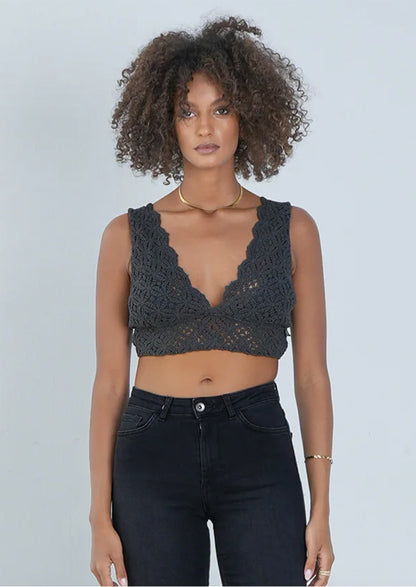 Outryght Bar Bra Shanti Boho Crop Top Charcoal Florales Häkelmuster Breite Träger Model 2