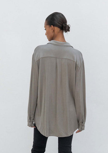 Outryght Bluse Charlie Cupro-Mix Taupe Weich Fließend Legere Passform Verlängerter Rücken Brusttasche Rückseite