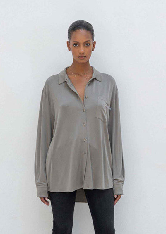 Outryght Bluse Charlie Cupro-Mix Asphalt Taupe Weich Fließend Legere Passform Verlängerter Rücken Brusttasche