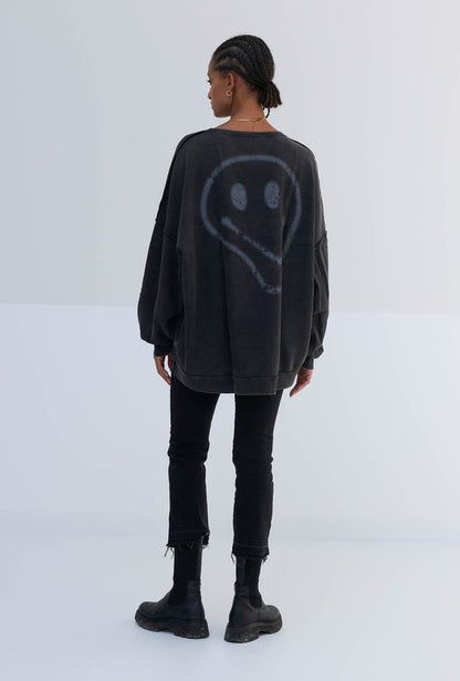 Outryght Sweater Mara Oversize Faded Black Smiley Rückseite Rundhals Offene Nähte Model