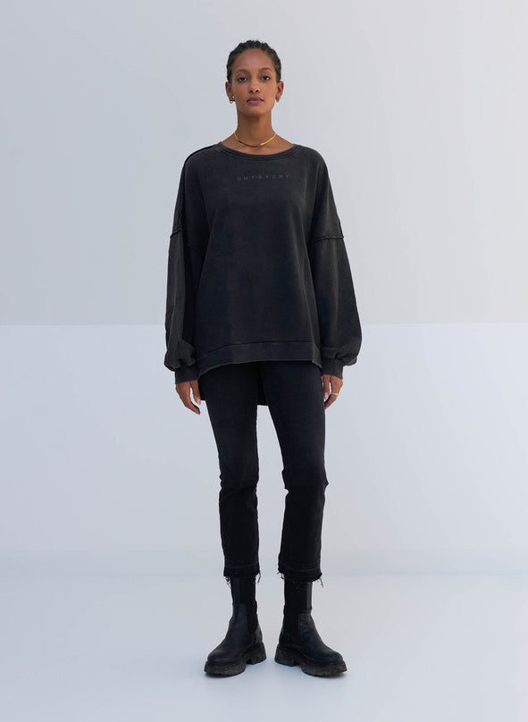 Outryght Sweater Mara Oversize Faded Black Smiley Rückseite Rundhals Offene Nähte Model