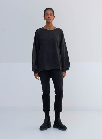 Outryght Sweater Mara Oversize Faded Black Smiley Rückseite Rundhals Offene Nähte Model