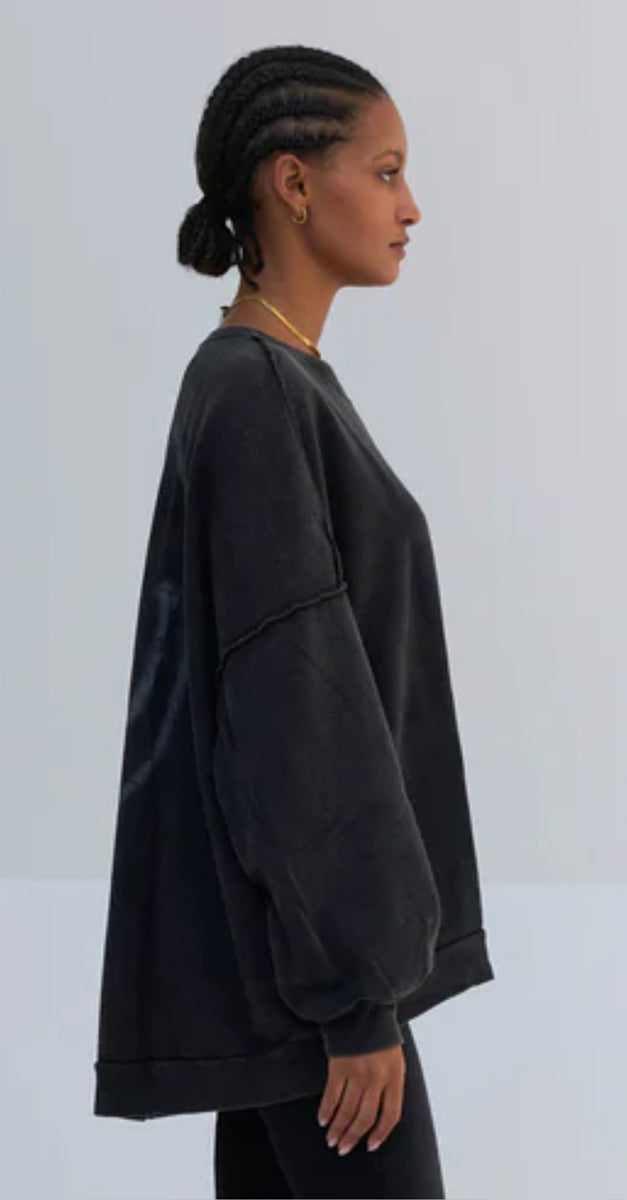 Outryght Sweater Mara Oversize Faded Black Smiley Rückseite Rundhals Offene Nähte Seitlich