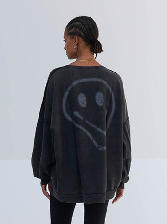 Outryght Sweater Mara Oversize Faded Black Anthrazit Smiley Rückseite Rundhals Offene Nähte