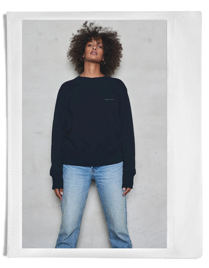 Outryght Sweatshirt Ashi Unisex Schwarz Label-Print Logo-Print Rückseite Weiß 100 % Baumwolle Model 2
