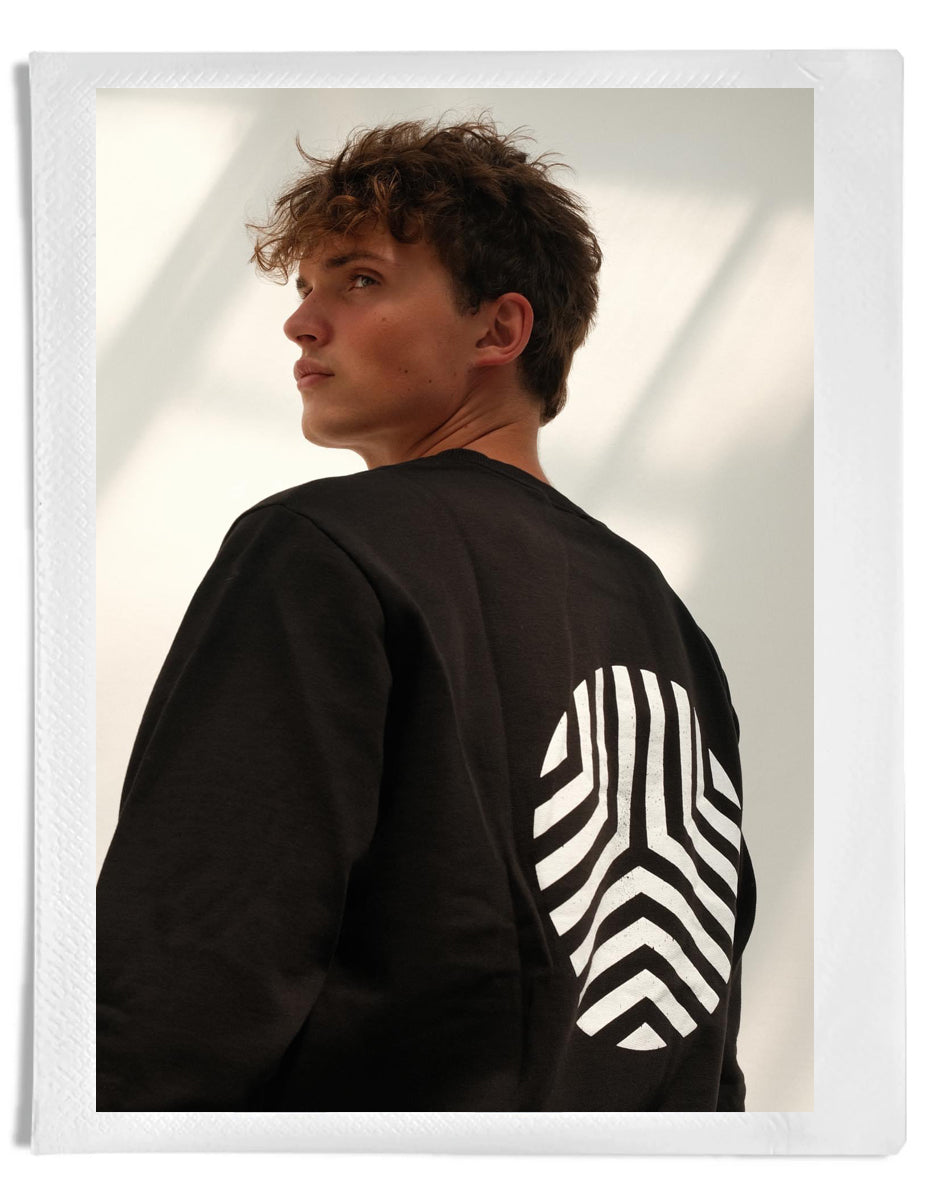 Outryght Sweatshirt Ashi Unisex Schwarz Label-Print Logo-Print Rückseite Weiß 100 % Baumwolle Model