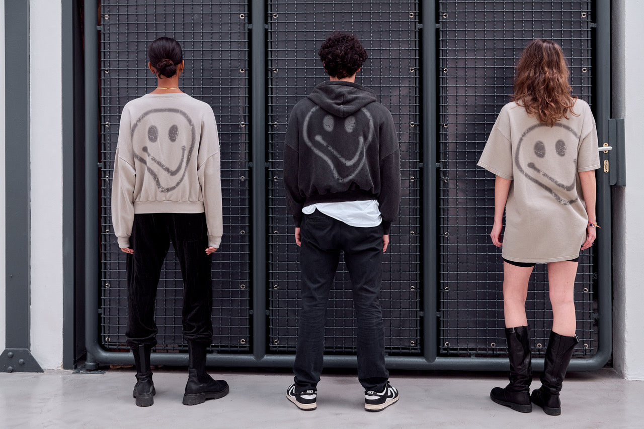 Outryght Sweater Mara Smiley Oversize Faded Black Rundhals Offene Nähte