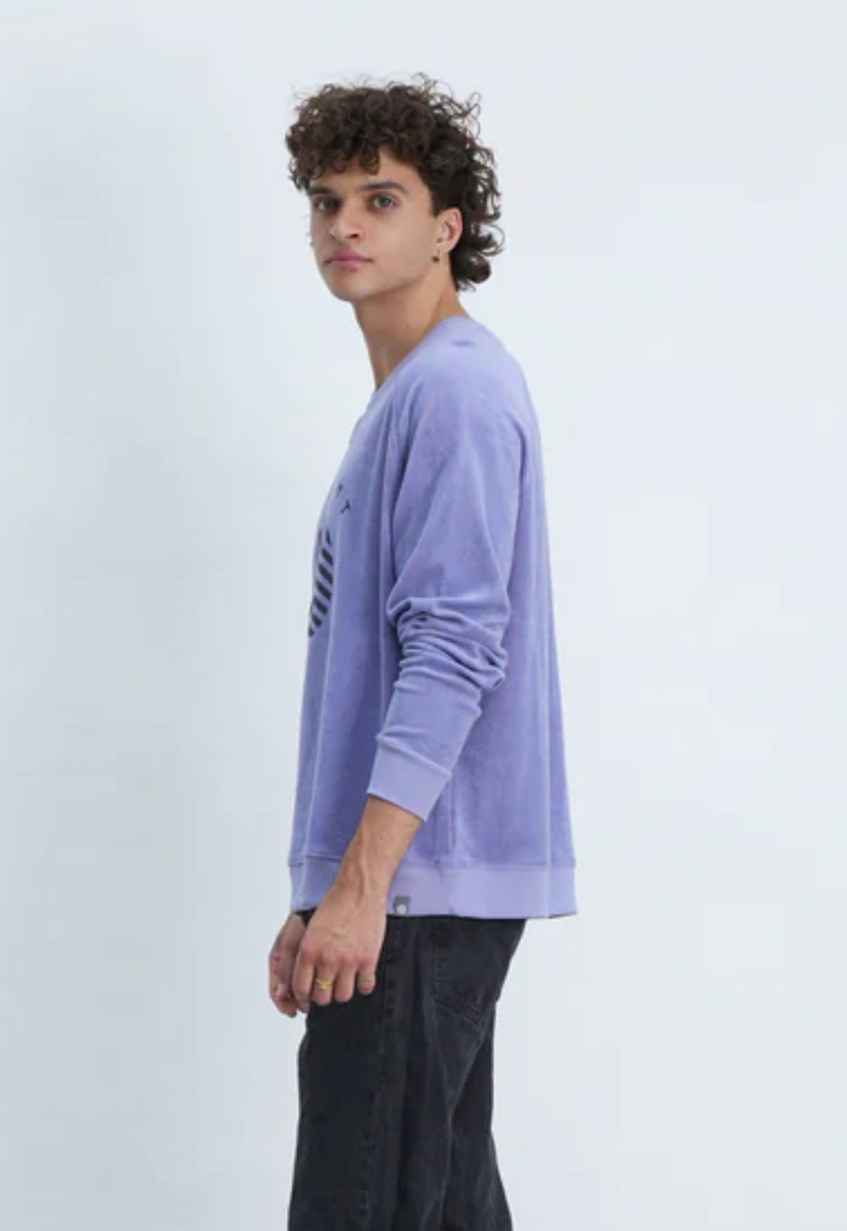 Outryght Sweatshirt Theo Terry Purple Tonic Lila Frottee Casual-Fit Logoprint Unisex Model Seitlich