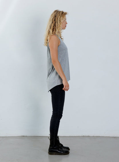 Outryght Tanktop Tina Long Metallic Silver Grey A-Form Spaghettiträger Entspannte Passform Model Seitlich