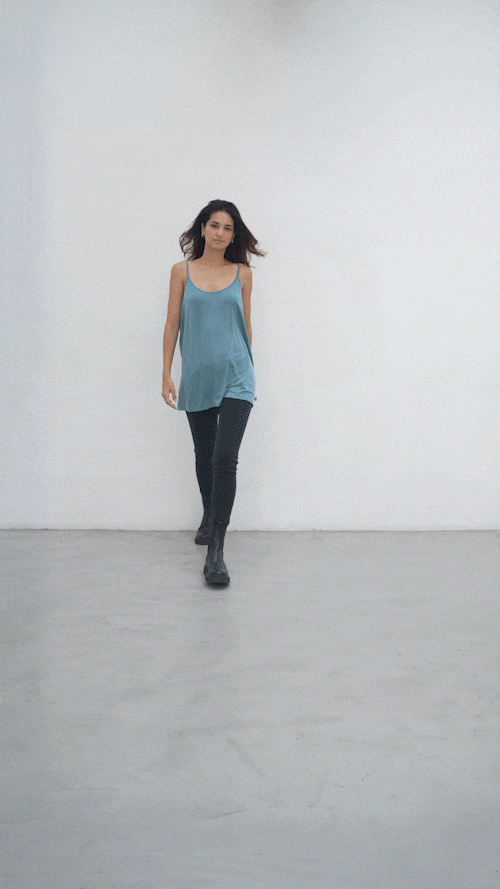 Outryght Top Paulina Smoked Blue Denim-Blau Cupro-Mix Weich Fließend A-Form Spaghettiträger Längenverstellbar Video