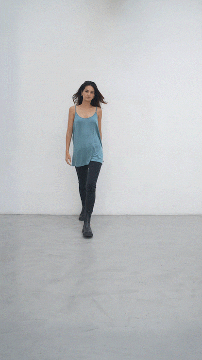 Outryght Top Paulina Smoked Blue Denim-Blau Cupro-Mix Weich Fließend A-Form Spaghettiträger Längenverstellbar Video
