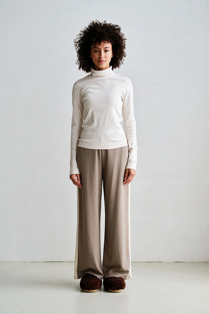 PENN&INK N.Y Hose Stripe Taupe Modal-Mix Straight-Leg-Fit Cremefarbene Kontraststreifen Model 2