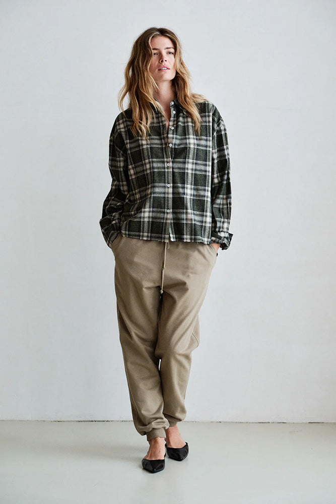 PENN&INK N.Y Karo-Bluse Anthrazit Kariert Baumwolle Relaxed-Fit Raw-Edge-Detail Model 3