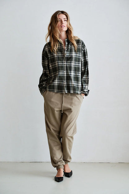 PENN&INK N.Y Karo-Bluse Anthrazit Kariert Baumwolle Relaxed-Fit Raw-Edge-Detail Model 3