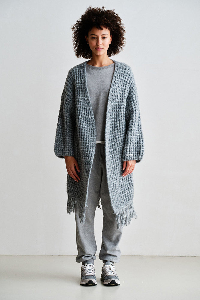 PENN&INK N.Y Strickmantel Cardigan Grau Meliert Fransen-Saum Grobstrick Relaxed-Fit Model 4