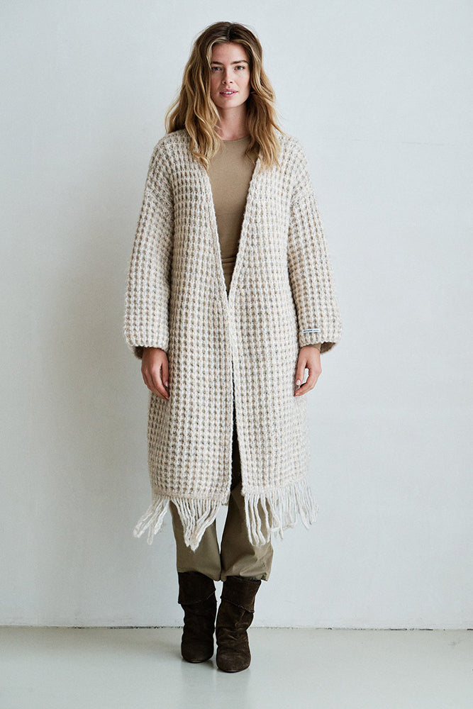 PENN&INK N.Y Strickmantel Cardigan Sand Meliert Fransen-Saum Grobstrick Relaxed-Fit Model 2