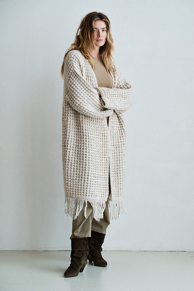 PENN&INK N.Y Strickmantel Cardigan Sand Meliert Fransen-Saum Grobstrick Relaxed-Fit Model 3