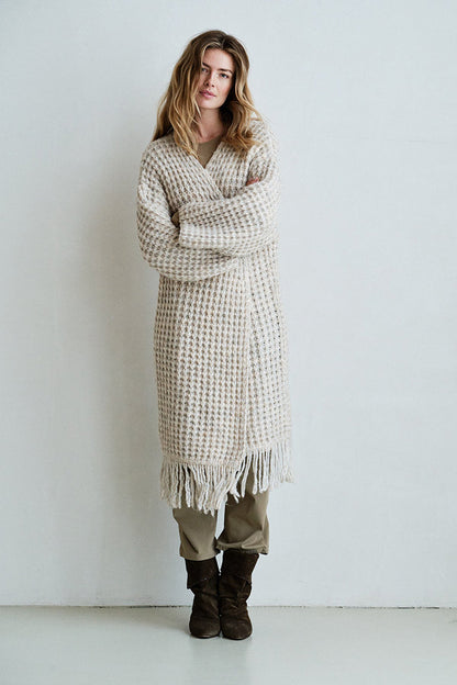 PENN&INK N.Y Strickmantel Cardigan Sand Meliert Fransen-Saum Grobstrick Relaxed-Fit Model 4