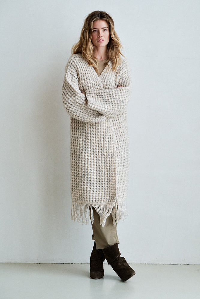PENN&INK N.Y Strickmantel Cardigan Sand Meliert Fransen-Saum Grobstrick Relaxed-Fit Model 6