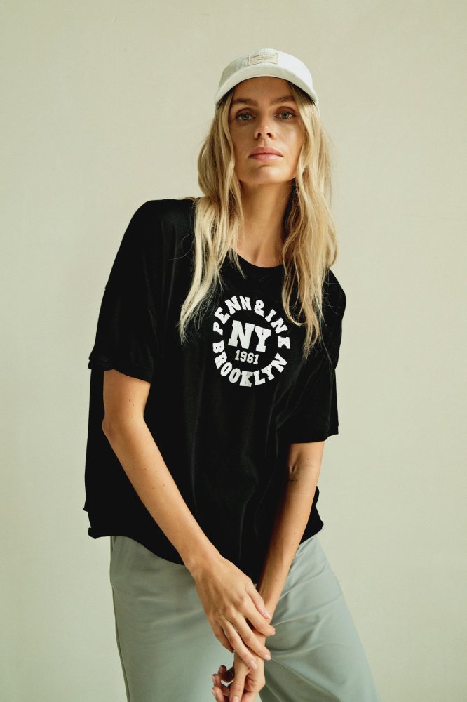 PENN&INK N.Y T-Shirt Logo-Print Relaxed-Fit Baumwolle Schwarz Model