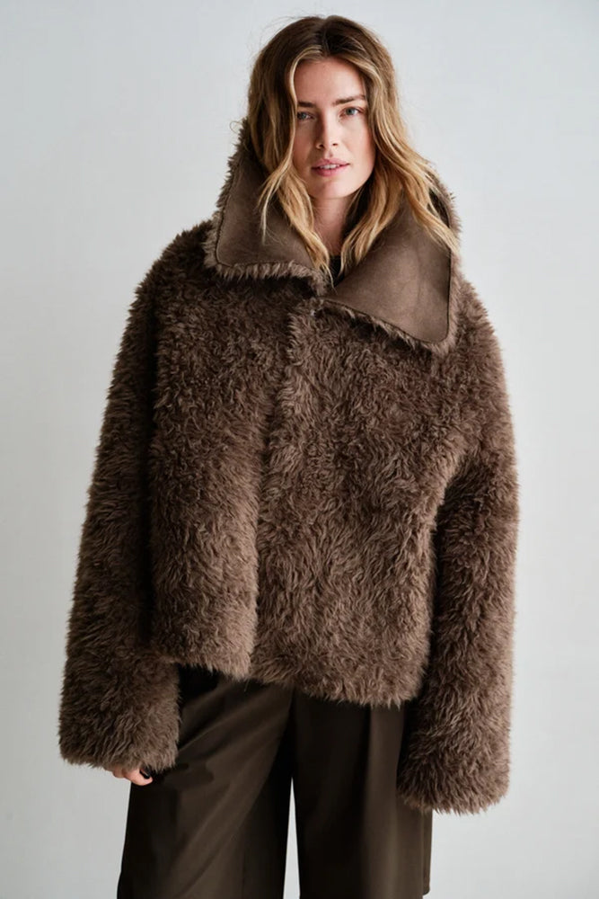PENN&INK N.Y Wende-Jacke Tabac Braun Langfloriges Teddy-Fell Wildleder-Optik Relaxed-Fit Model 2