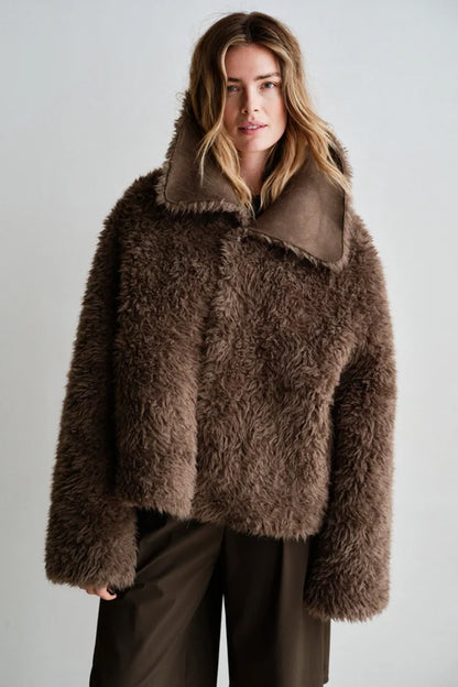 PENN&INK N.Y Wende-Jacke Tabac Braun Langfloriges Teddy-Fell Wildleder-Optik Relaxed-Fit Model 2