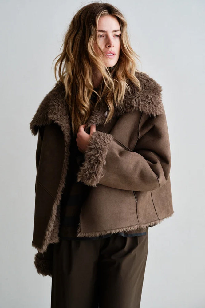 PENN&INK N.Y Wende-Jacke Tabac Braun Langfloriges Teddy-Fell Wildleder-Optik Relaxed-Fit Model 3