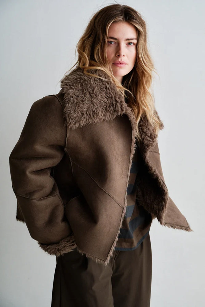 PENN&INK N.Y Wende-Jacke Tabac Braun Langfloriges Teddy-Fell Wildleder-Optik Relaxed-Fit Model 4