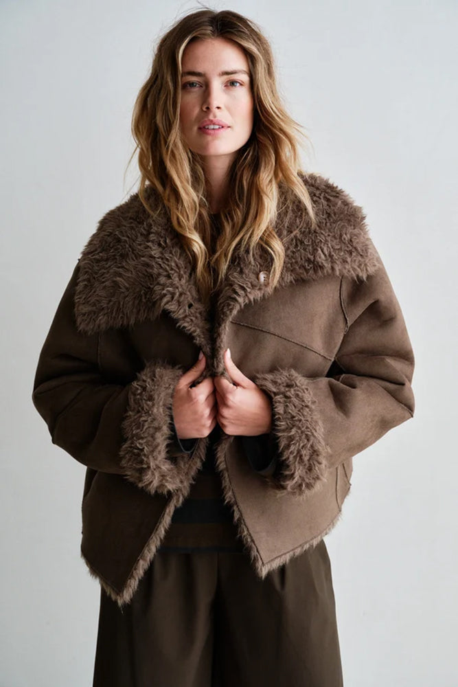 PENN&INK N.Y Wende-Jacke Tabac Braun Langfloriges Teddy-Fell Wildleder-Optik Relaxed-Fit Model 5