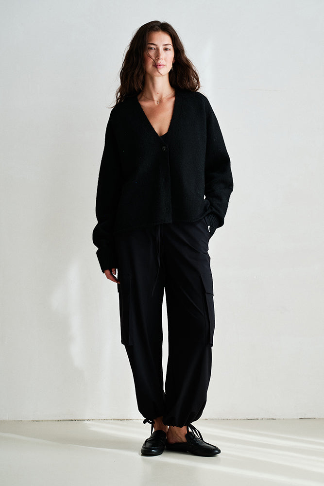 PENN&INK N.Y Cargo-Hose Schwarz Wide Leg Travel-Quality Große Cargo-Taschen Model 3