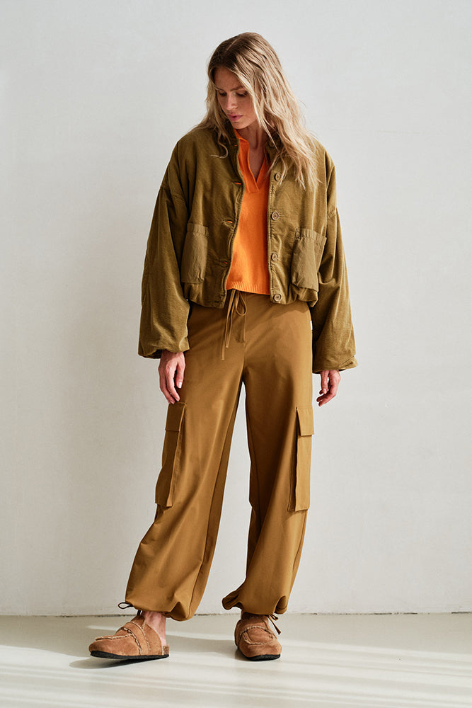 PENN&INK N.Y Cargo-Hose Butternut Khaki Wide Leg Travel-Quality Große Cargo-Taschen Model 2