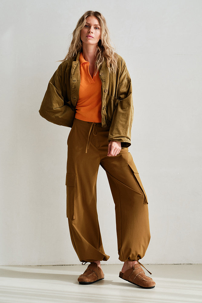 PENN&INK N.Y Cargo-Hose Butternut Khaki Wide Leg Travel-Quality Große Cargo-Taschen Model 3