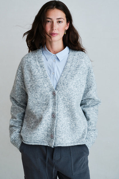 PENN&INK N.Y Strickjacke Cardigan Grey Melange Grau Meliert Relaxed Fit V-Ausschnitt Knopfleiste Model 2