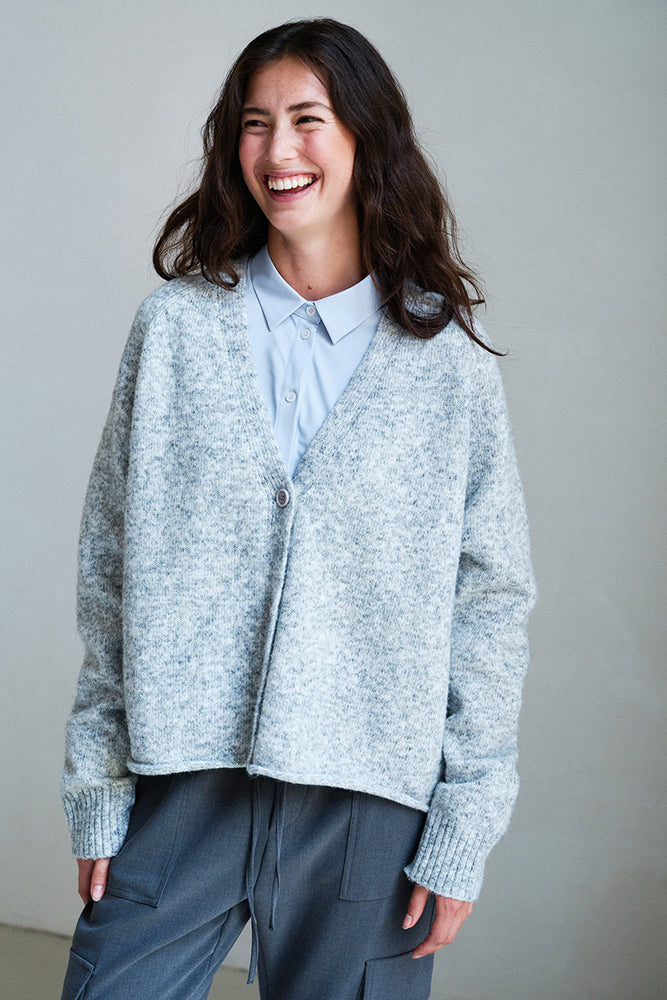 PENN&INK N.Y Strickjacke Cardigan Grey Melange Grau Meliert Relaxed Fit V-Ausschnitt Knopfleiste Model 4