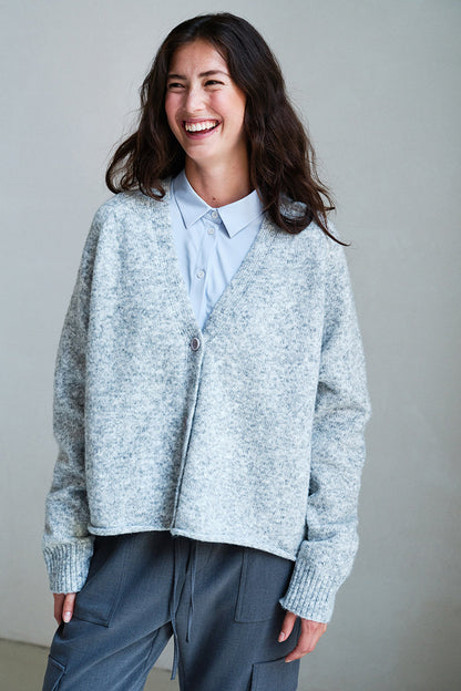 PENN&INK N.Y Strickjacke Cardigan Grey Melange Grau Meliert Relaxed Fit V-Ausschnitt Knopfleiste Model 4