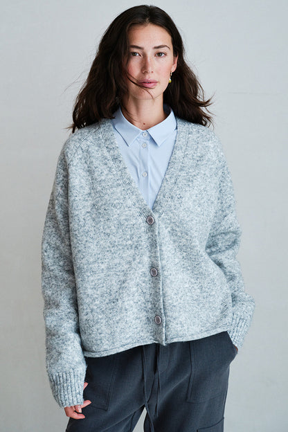 PENN&INK N.Y Strickjacke Cardigan Grey Melange Grau Meliert Relaxed Fit V-Ausschnitt Knopfleiste Model