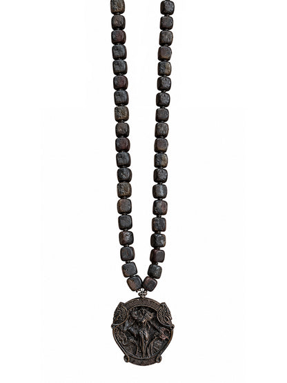 Steinkette Bernstein Dunkelbraun Schwarz Matt Eckige Bernsteinperlen Geknotet Geschnitzter Anhänger Buddhistisches Reliefmotiv Unikat Boho-Style