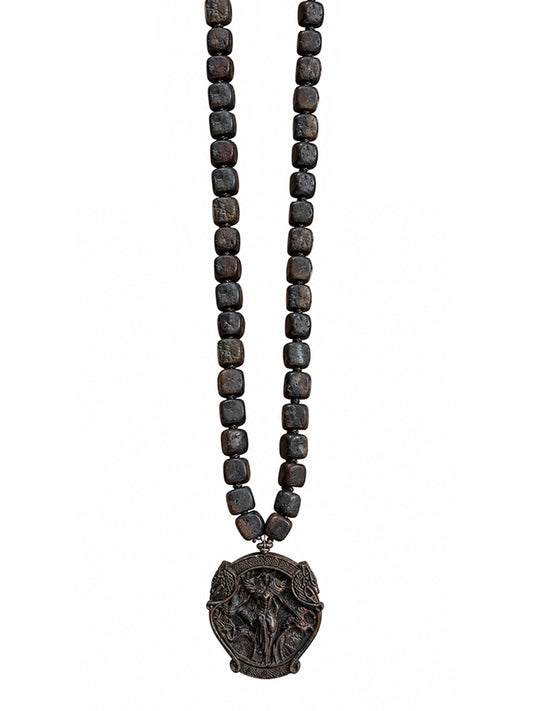 Steinkette Bernstein Dunkelbraun Schwarz Matt Eckige Bernsteinperlen Geknotet Geschnitzter Anhänger Buddhistisches Reliefmotiv Unikat Boho-Style