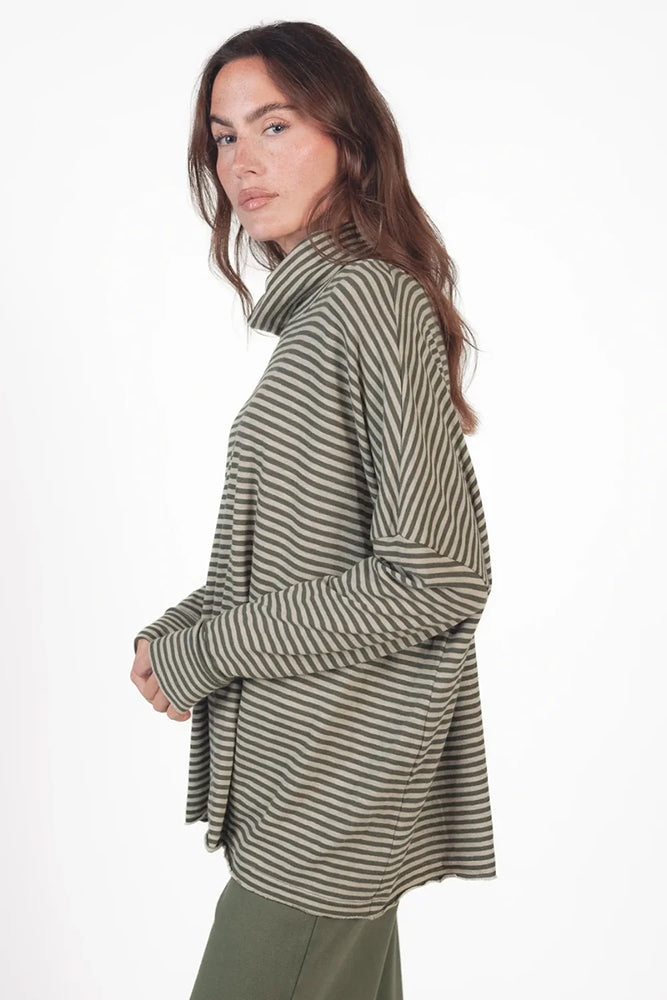 Love Joy Victory Longsleeve Rollkragen Kimbe Streifen Oliv Thyme Bio-Baumwolle Oversize Model 2
