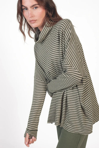 Love Joy Victory Longsleeve Rollkragen Kimbe Streifen Oliv Thyme Bio-Baumwolle Oversize Model 3