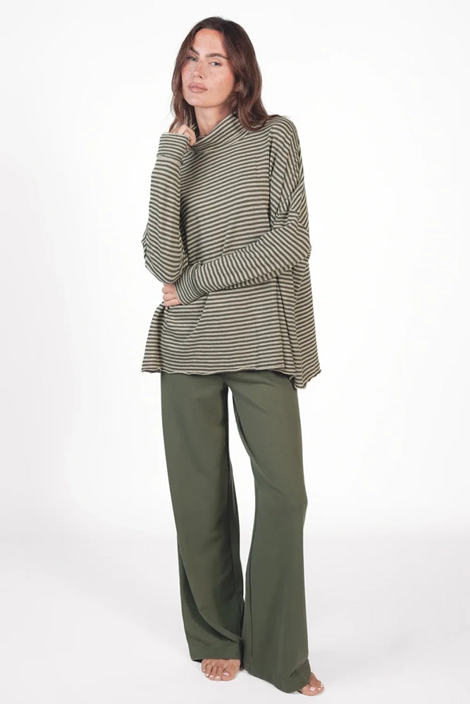 Love Joy Victory Longsleeve Rollkragen Kimbe Streifen Oliv Thyme Bio-Baumwolle Oversize Model 4