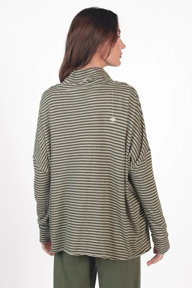 Love Joy Victory Longsleeve Rollkragen Kimbe Streifen Oliv Thyme Bio-Baumwolle Oversize Model Rückseite