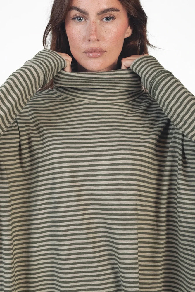 Love Joy Victory Longsleeve Rollkragen Kimbe Streifen Oliv Thyme Bio-Baumwolle Oversize Model Detail 2