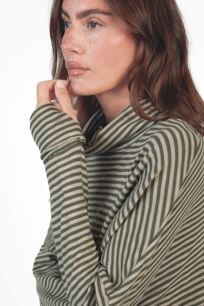 Love Joy Victory Longsleeve Rollkragen Kimbe Streifen Oliv Thyme Bio-Baumwolle Oversize Model Detail
