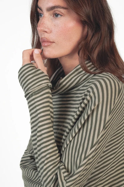 Love Joy Victory Longsleeve Rollkragen Kimbe Streifen Oliv Thyme Bio-Baumwolle Oversize Model Detail