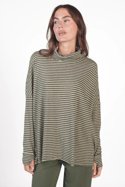 Love Joy Victory Longsleeve Rollkragen Kimbe Streifen Oliv Thyme Bio-Baumwolle Oversize Model