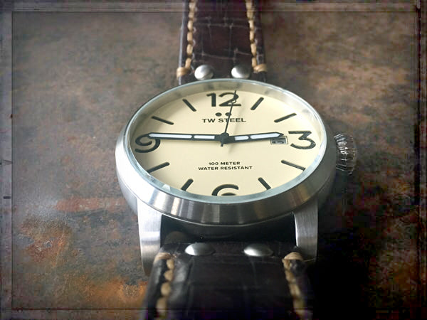 TW Steel Uhr Maverick Edelstahlgehäuse Lederarmband Dunkelbraun Ziffernblatt Sand 48 mm 10 ATM