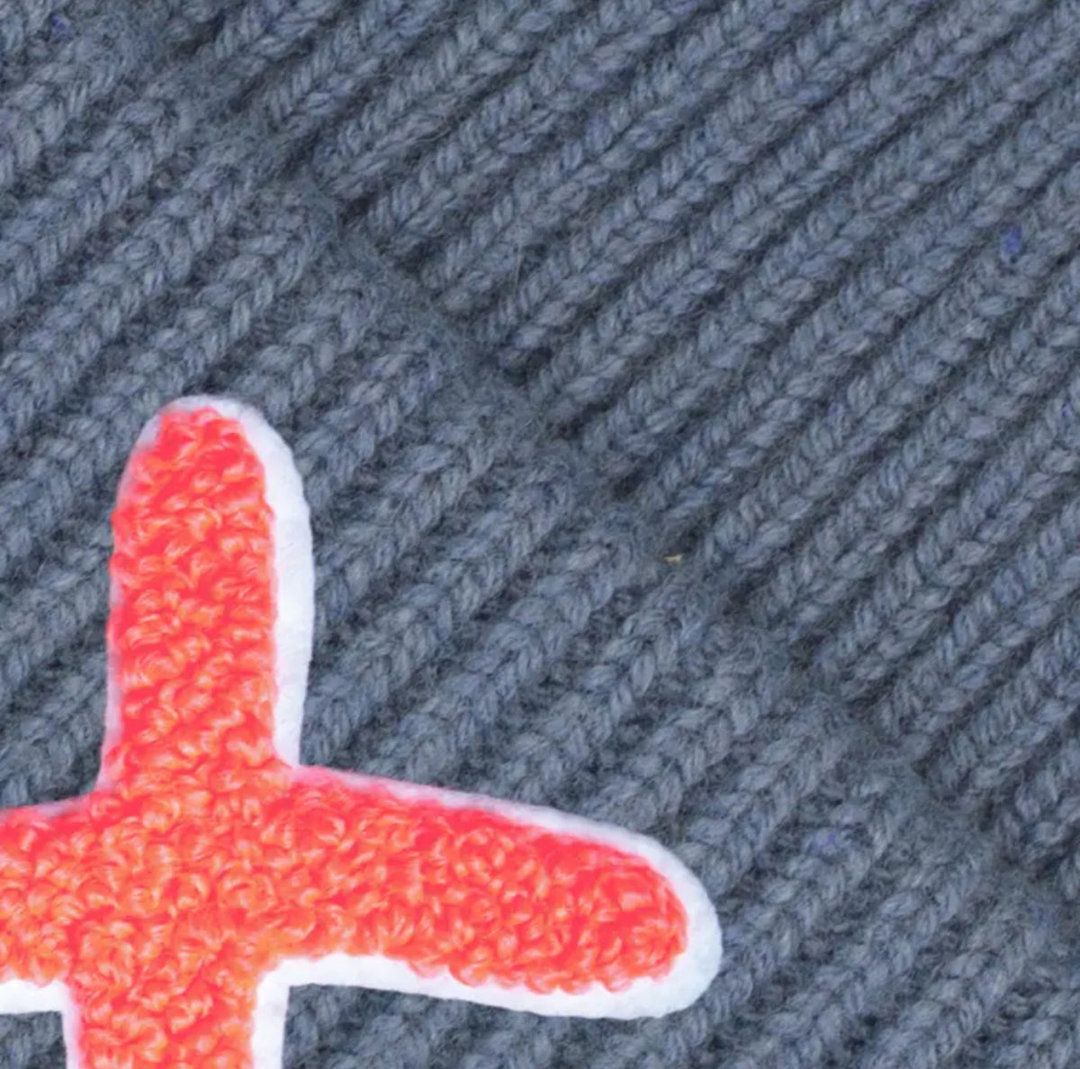 UNIO Strickmütze Lumi X Merinowolle Cashmere Unisex Nachhaltig Fair Produziert X-Patch Orange Denim Detail